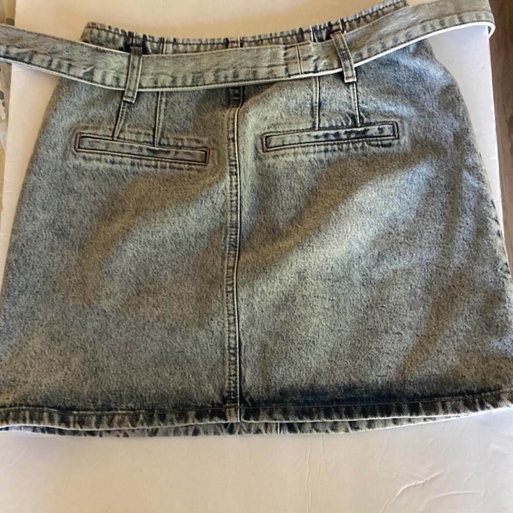 White Fox Boutique Medium belted denim skirt high waist NEW light wash - Picture 7 of 11